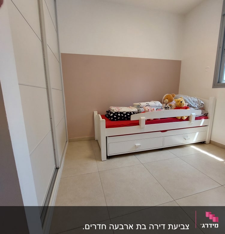 קיר צבוע בשני צבעים, לבן וחום בהיר